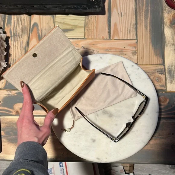 ☀️Tory Burch Sunnies•Tortoise Frames•Gold Tory Burch Logo☀️ - Picture 6 of 11